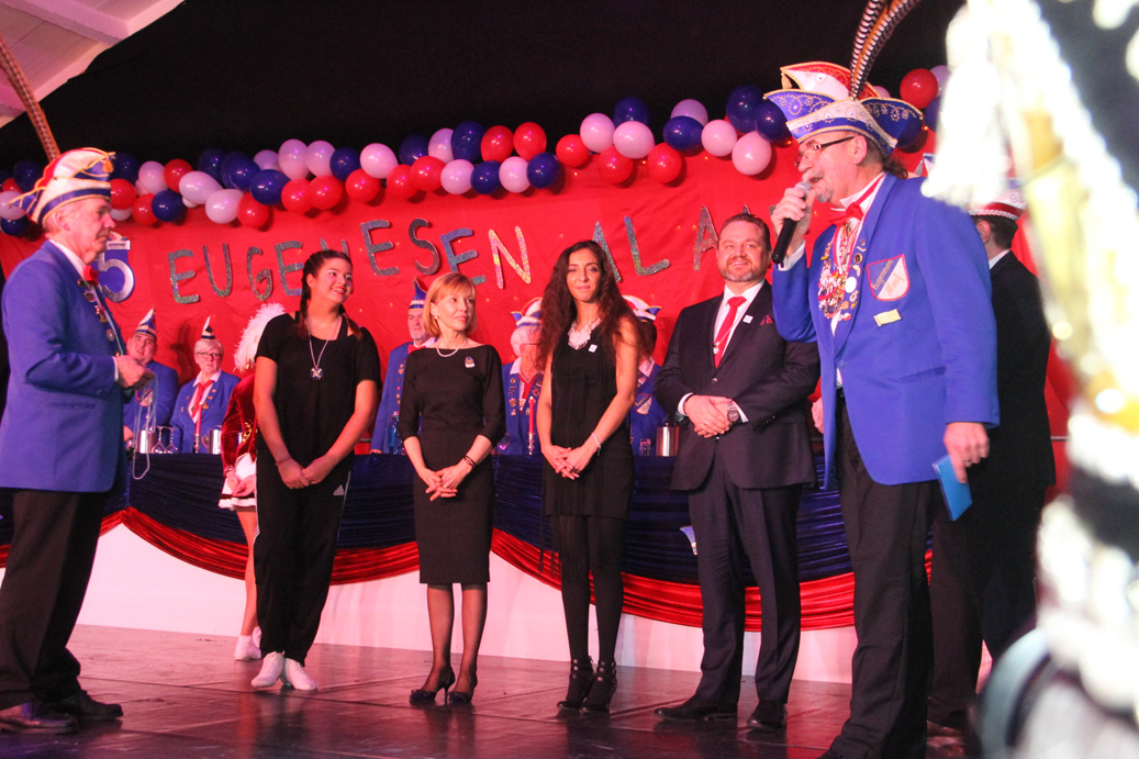 Präsident Rolf Ballreich (rechts) übergibt den Verdienstorden der Eugenesen an Doris Schröder-Köpf (3. v. l.), Inas Schulz und Thorsten Schulz. Foto: Torsten Lippelt