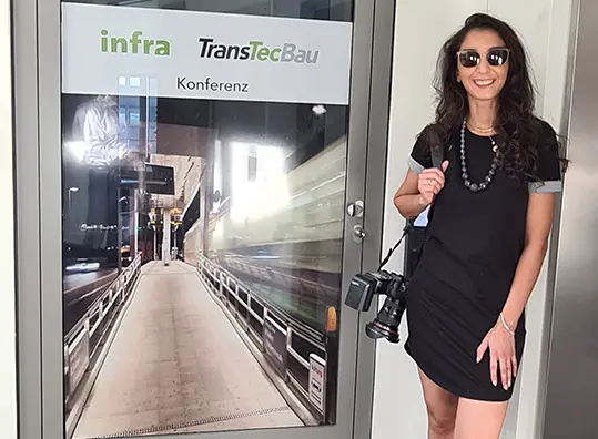 Inas Schulz, Inhaberin von Fotostudio Laatzen, fotografiert MitarbeiterInnen und Räumlichkeiten bei TransTecBau GmbH in Hannover Vahrenwald.