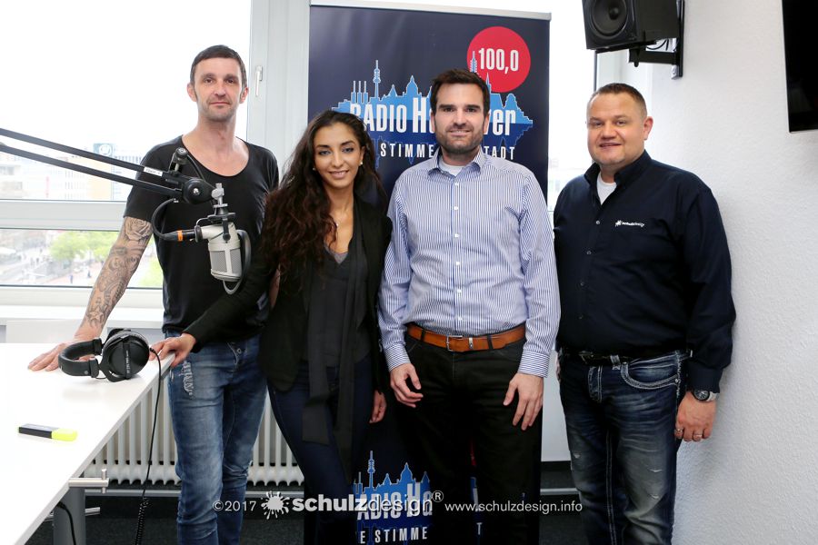 Vertragsgespräche in Studio von Radio Hannover: vlnr. Stefan (Wencki) Cohrs, Inas Schulz, Benjamin Kahnt und Thorsten Schulz