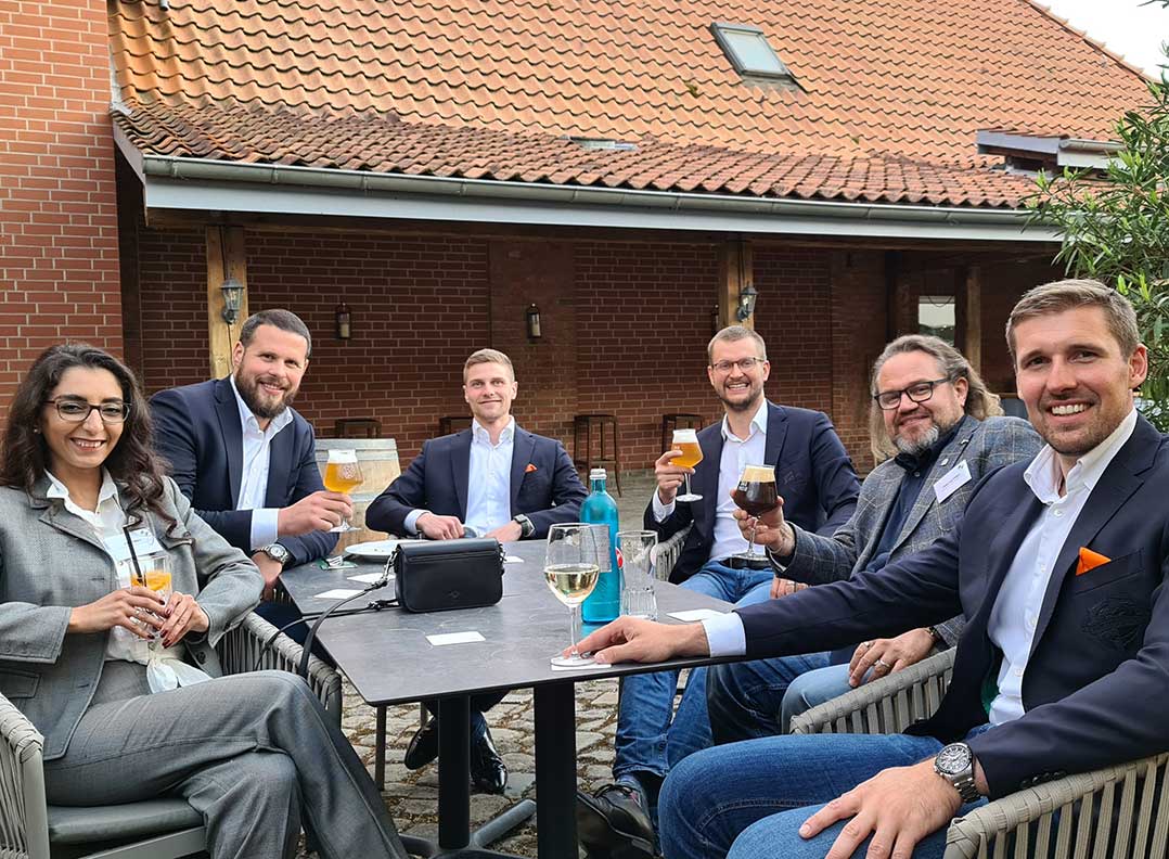 Die Spieler der RECKEN feiern mit Werbeagentur Schulz-Design des Saisonabschluss